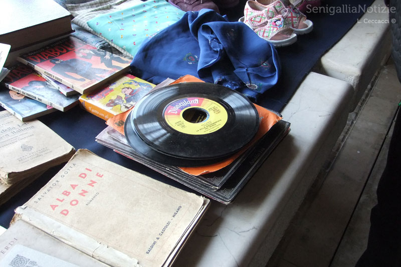 Merce da barattare in mostra a Senzanbocch