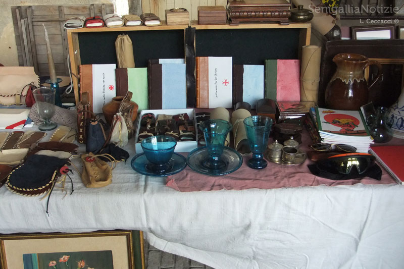 Oggetti sui banchi del Foro Annonario per Senzanbocch