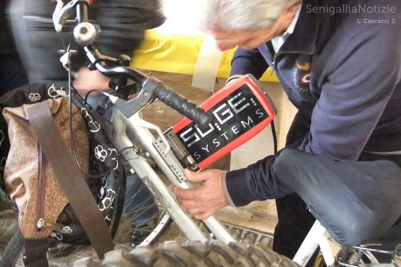 La punzonatura delle biciclette grazie alla Ciclofficina