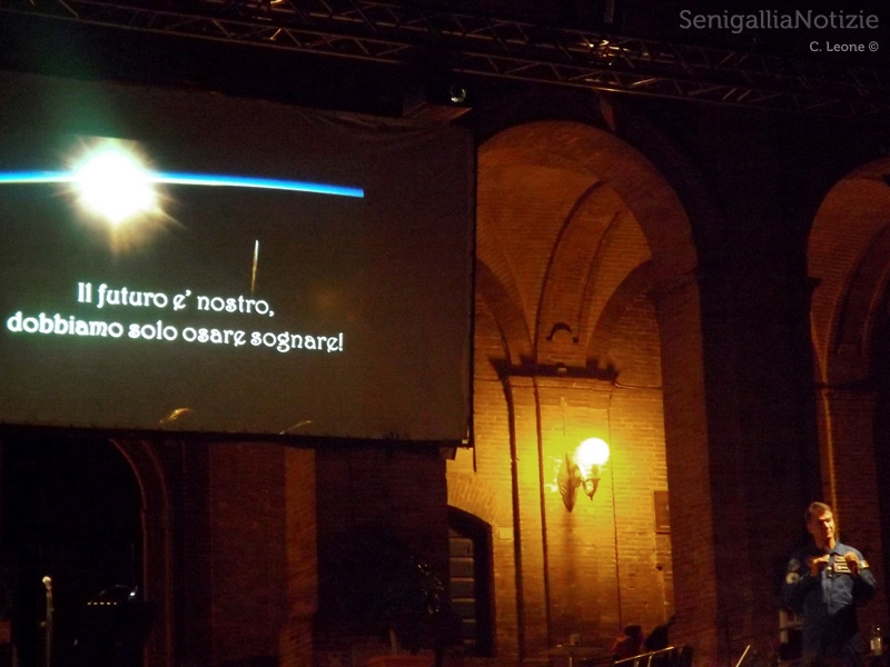 Paolo Nespoli sul palco ad Ostra