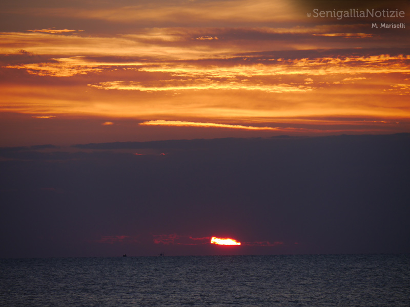 16/09/2014 - Il sole affiora dietro le nubi