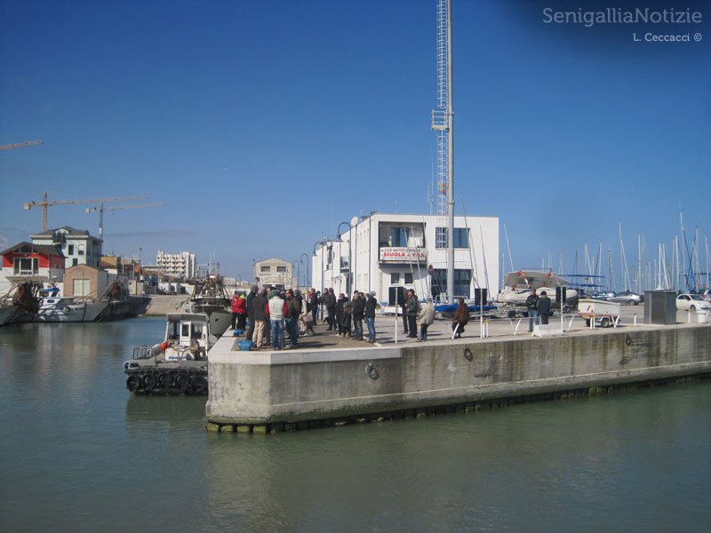 Tanta gente a seguire la partenza delle ultime due navi