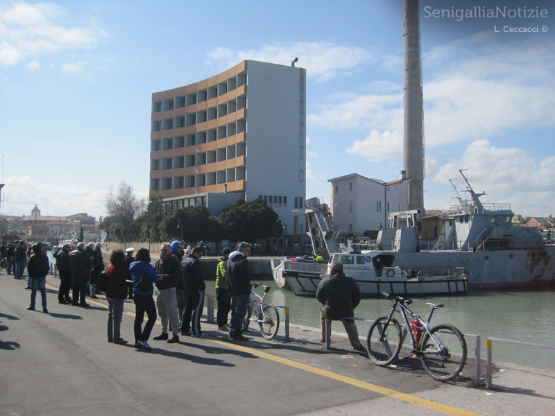 Tanta gente a seguire la partenza delle ultime due navi