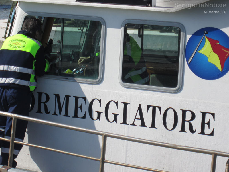 Al lavoro per portare le vecchie navi fuori dal porto di Senigallia
