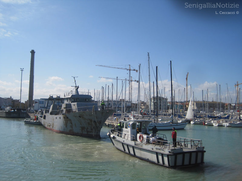 Al lavoro per portare le vecchie navi fuori dal porto di Senigallia