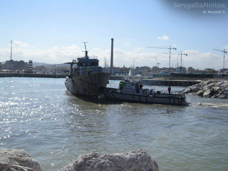 Lo scafo del peschereccio si arena nel fondale basso