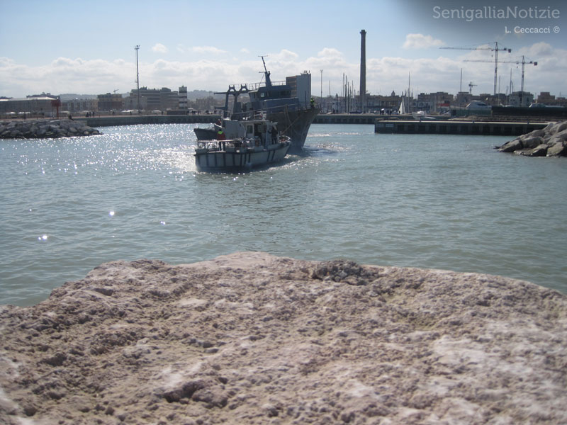 Lo scafo del peschereccio si arena nel fondale basso