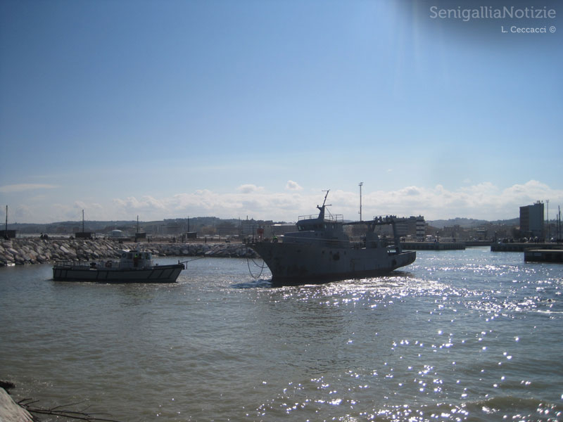 Lo scafo del peschereccio si arena nel fondale basso