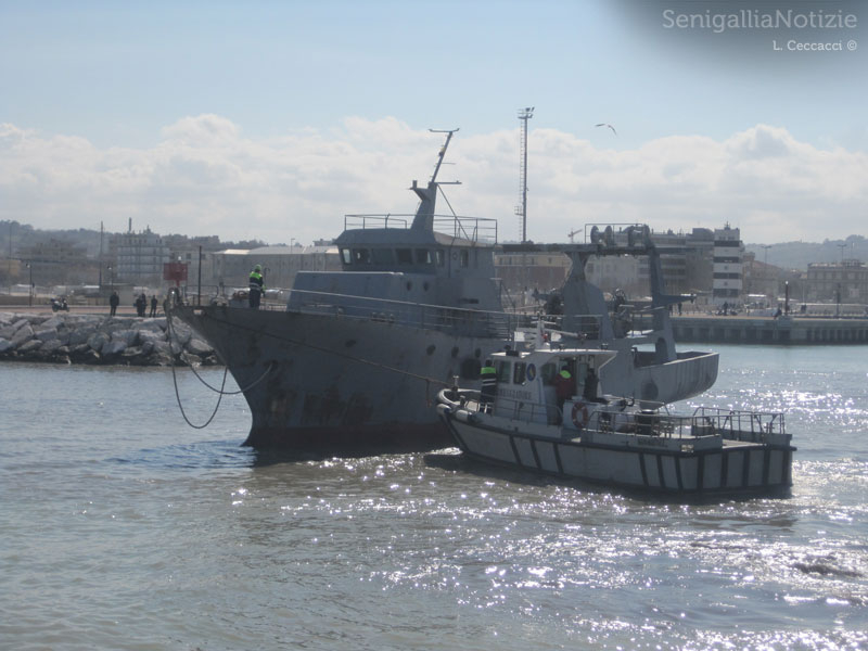 Lo scafo del peschereccio si arena nel fondale basso