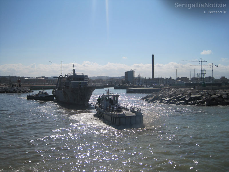 Lo scafo del peschereccio si arena nel fondale basso