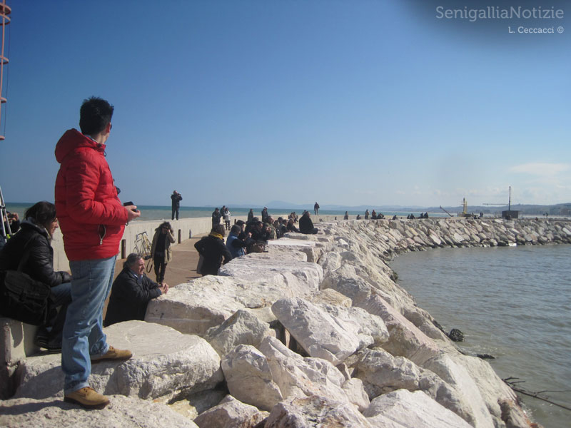 Tanta gente a seguire la partenza delle ultime due navi