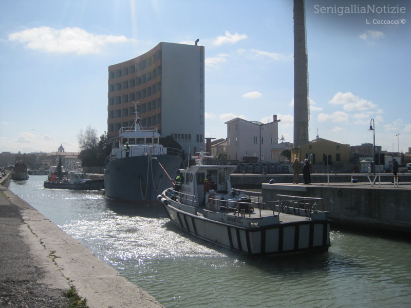 Al lavoro per portare le vecchie navi fuori dal porto di Senigallia