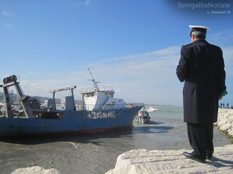 Al lavoro per portare le vecchie navi fuori dal porto di Senigallia