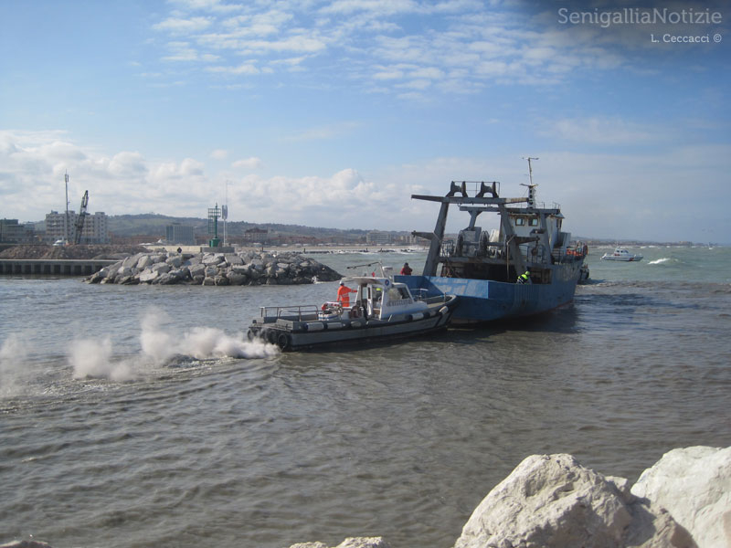 Lo scafo del peschereccio si arena nel fondale basso