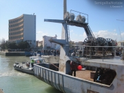 Al lavoro per portare le vecchie navi fuori dal porto di Senigallia