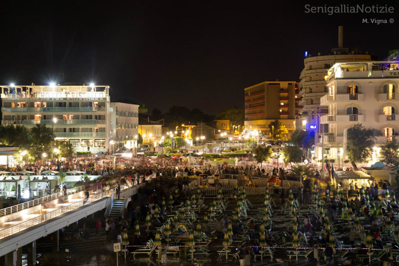 Gente sul lungomare per i fuochi 2013 a Senigallia