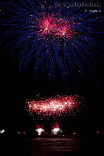 Fuochi d'artificio sul mare di Senigallia