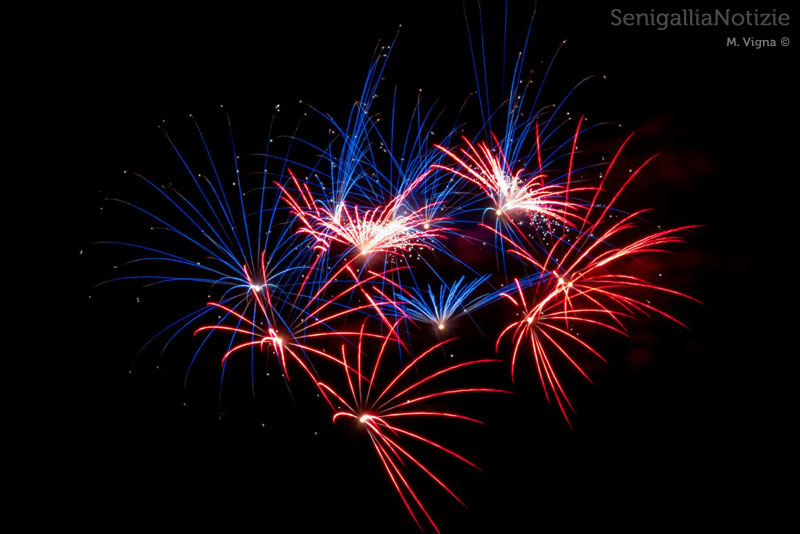 Fuochi d'artificio sul mare di Senigallia