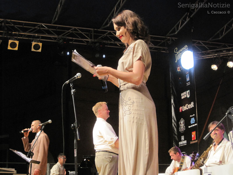 I presentatori della serata sul palco di Senigallia