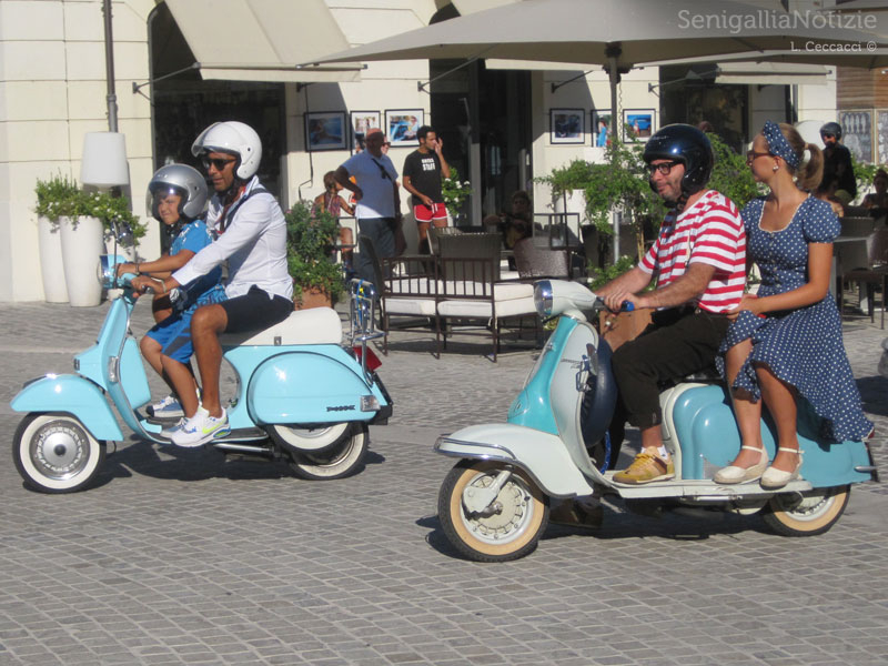 Anche due Vespe tra le auto d'epoca