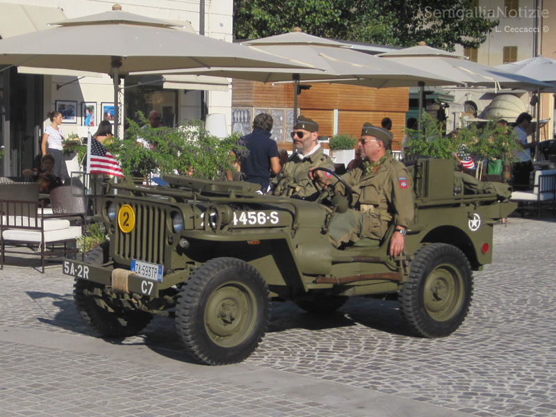 Jeep militare tra le auto d'epoca del Summer Jamboree