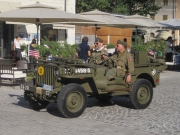 Jeep militare tra le auto d\'epoca del Summer Jamboree