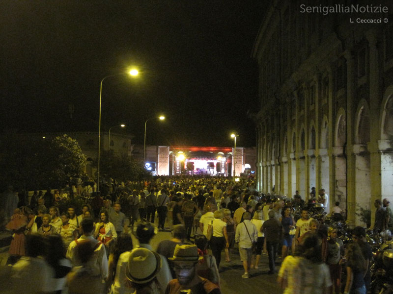 Un fiume di gente verso il Foro Annonario per i concerti del Summer Jamboree