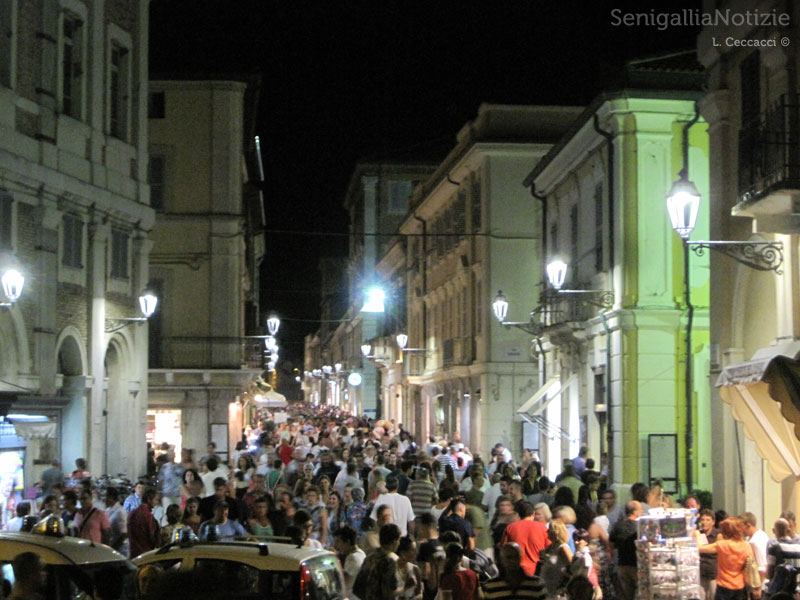 Corso 2 Giugno di Senigallia invaso da cittadini e turisti