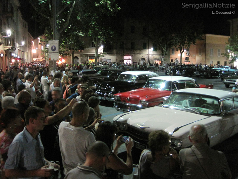 Tanti ammiratori per le auto d'epoca anni '50 del Summer Jamboree