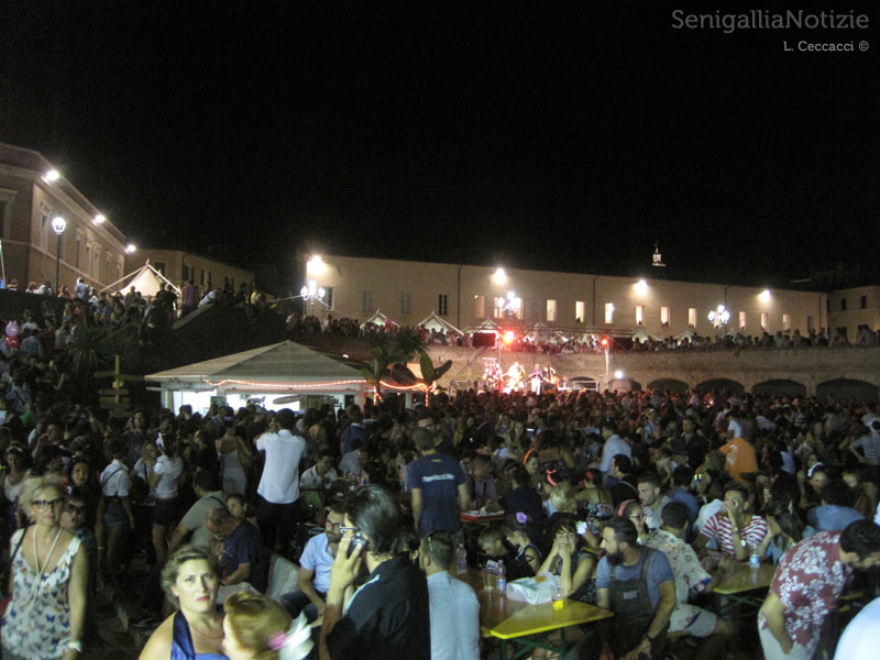 Gli affollatissimi giardini della Rocca Roveresca di Senigallia