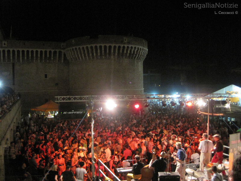 Si balla al Summer Jamboree nei giardini della Rocca Roveresca