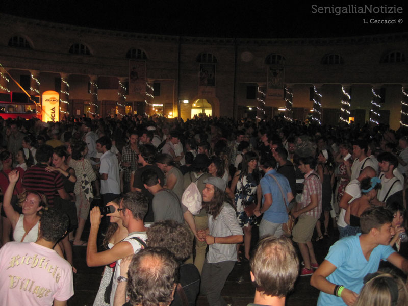 Si balla in un Foro Annonario gremito