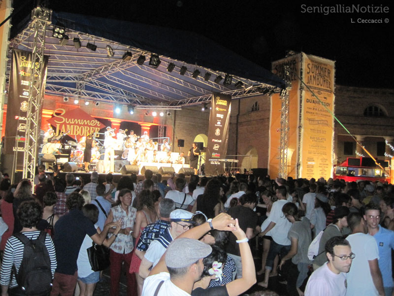 Si balla in un Foro Annonario gremito