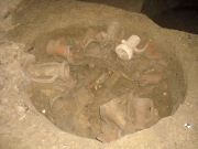 Pozzo con colli di anfore ai bordi