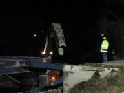 Si opera anche con la pinza meccanica per staccare il ponte dai terrapieni