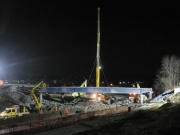 La struttura del cavalcavia imbragata e pronta alla rimozione