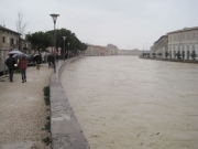 Il Misa in piena attraversa Senigallia