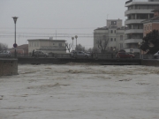 Il fiume lambisce il ponte sulla S.S. 16