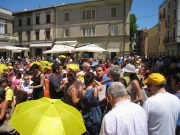 Distribuzione degli ombrellini del CaterRaduno