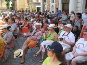 ... ma c\'è chi cerca riparo dal caldo stando all\'ombra!