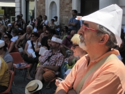 C\'è chi ha sbagliato a piegare il cappello garibaldino...