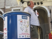 Cirri accanto al bidone per la raccolta dell\'acciaio