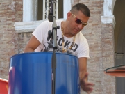 Capone si cimenta nella percussione del bidone per la raccolta dell\'acciaio