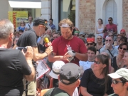 Da Castiglione del Lago in bicicletta, mostra i segni dell\'abbronzatura da guantini