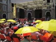 ... in tanti ricorrono agli ombrellini gialli di Caterpillar