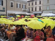 Prime gocce d\'acqua sul pubblico, che corre ai ripari