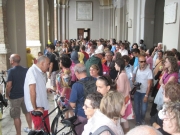 ...ma gli ombrelli non bastano: tanti sotto il portico del Palazzo Comunale