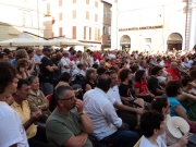 Il pubblico segue la puntata....