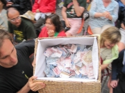 Colletta tra il pubblico per l\'asta della collana da donare alla madre di Elisa claps