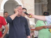 Don Ciotti al telefono con la madre di Elisa Claps durante l\'asta per Libera